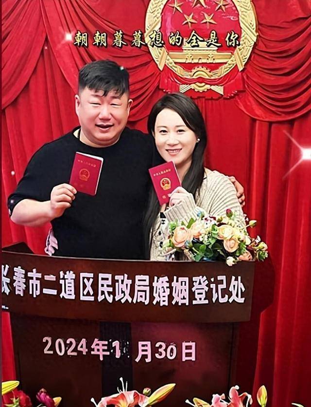 乡村爱情徐会计晒结婚照，又哭又笑乐开花，新娘大长腿小自己8岁