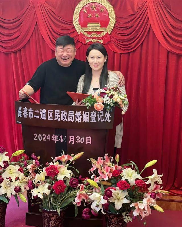 乡村爱情徐会计晒结婚照，又哭又笑乐开花，新娘大长腿小自己8岁