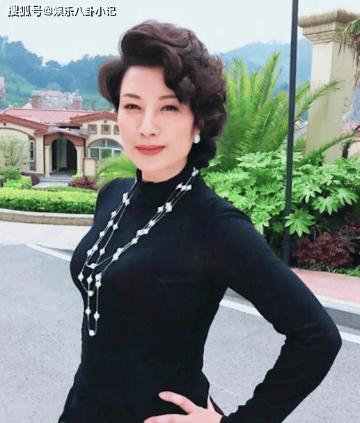 她是孝女，为拯救父母放弃成名，如今61岁婚姻成谜与母亲相依为命