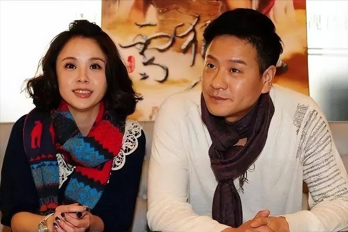 演员连奕名：成名后与妻子离婚，二婚娶杨若兮，前妻红了他落寞了