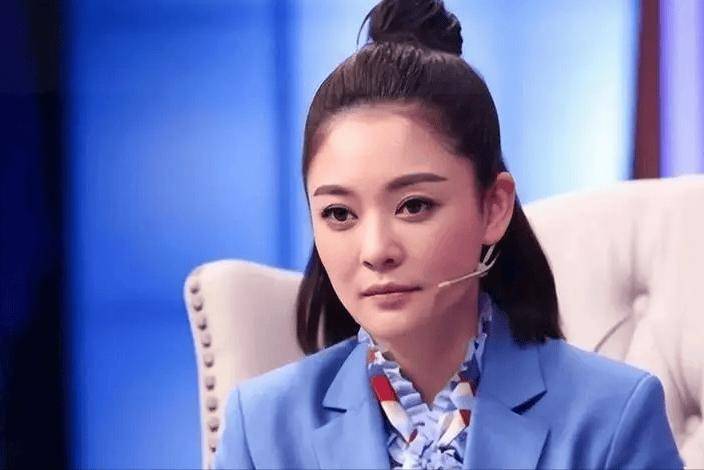 演员连奕名：成名后与妻子离婚，二婚娶杨若兮，前妻红了他落寞了