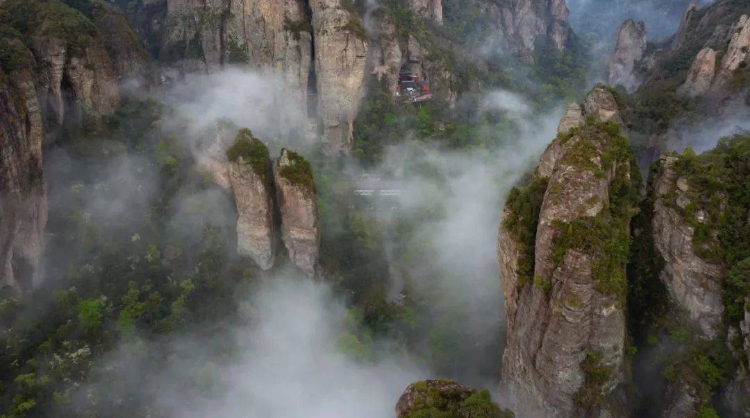 站在青山之巅，不食人间烟火