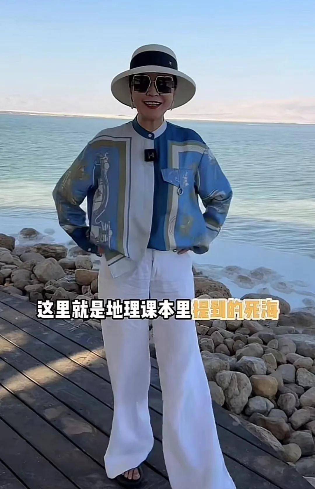 王小骞曾与王小丫齐名，如今脸医美变肿胀跟漂亮不沾边，王小丫自然老反倒美！