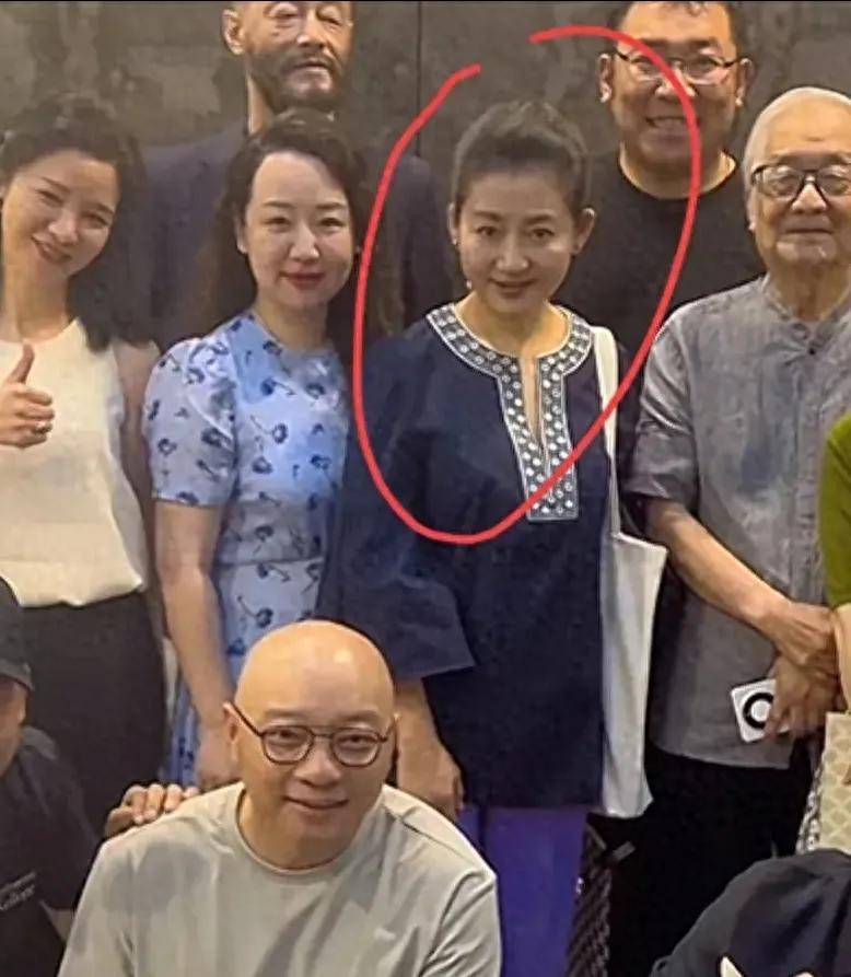 王小骞曾与王小丫齐名，如今脸医美变肿胀跟漂亮不沾边，王小丫自然老反倒美！