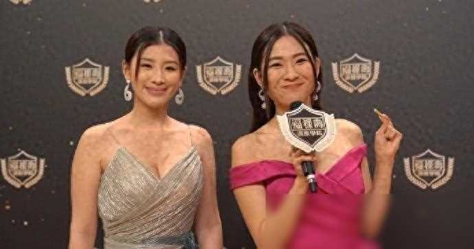 TVB女星郭珮文演绎人肉奖座大秀曼妙身材