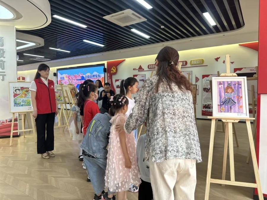 青岛福彩公益品牌发布暨“与爱‘童’行·温暖陪伴”漫画展开幕