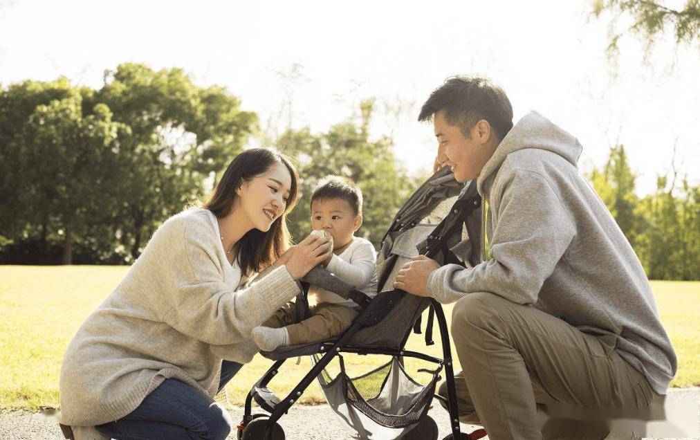 结婚当日婆婆逼我当众下跪，丈夫硬气怒怼母亲，如今我终于释然