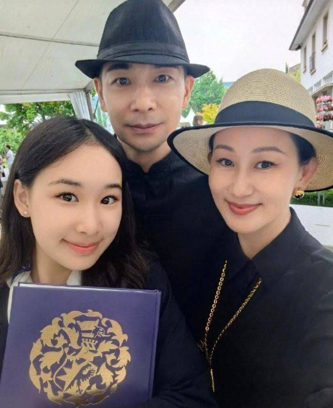 赵文卓、妻子和长女同框出现，女儿赵子仪颜值高，张丹露宛如贵妇