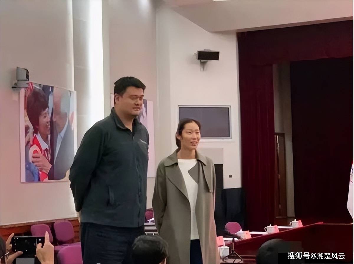 谷爱凌与姚明现最萌身高差，朱婷小鸟依人，成龙站桌上踮脚矮半头