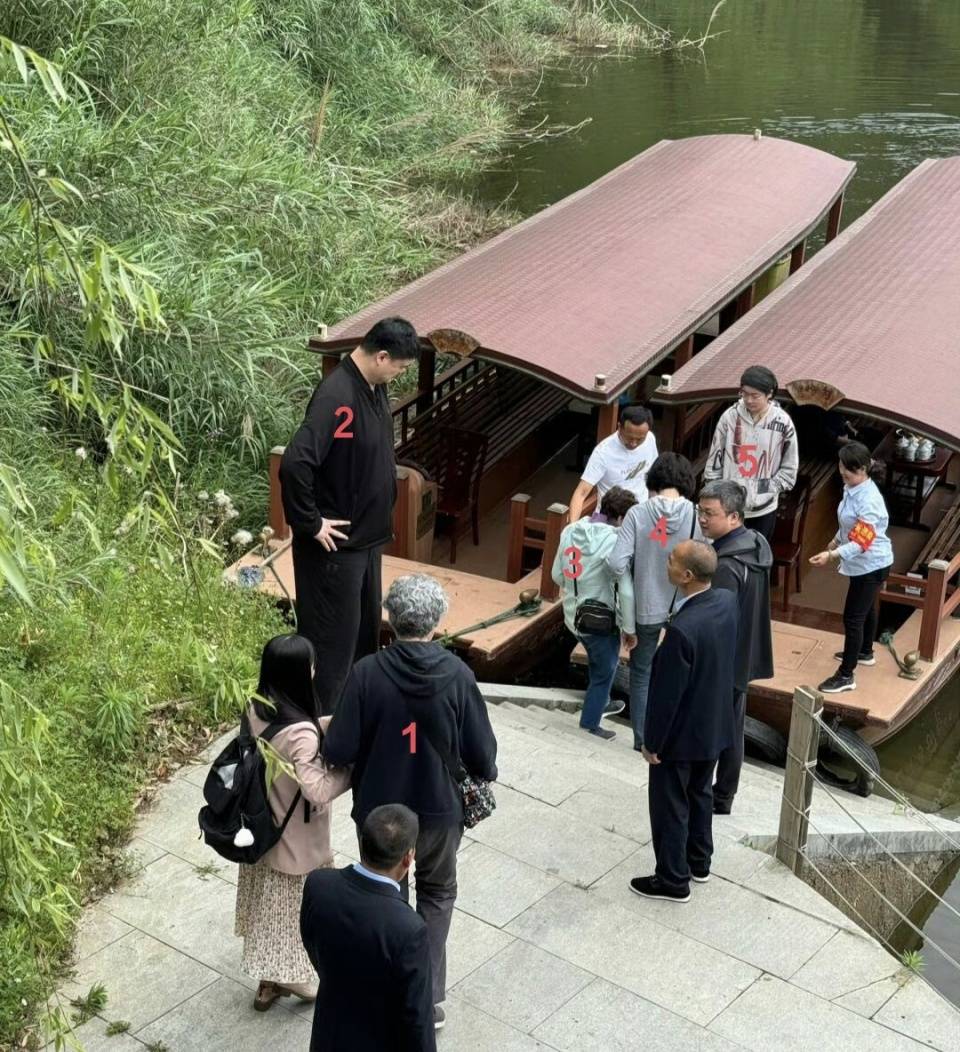 姚明一家五口游千岛湖，14岁女儿搀扶老人好懂事，坐船赏景真惬意