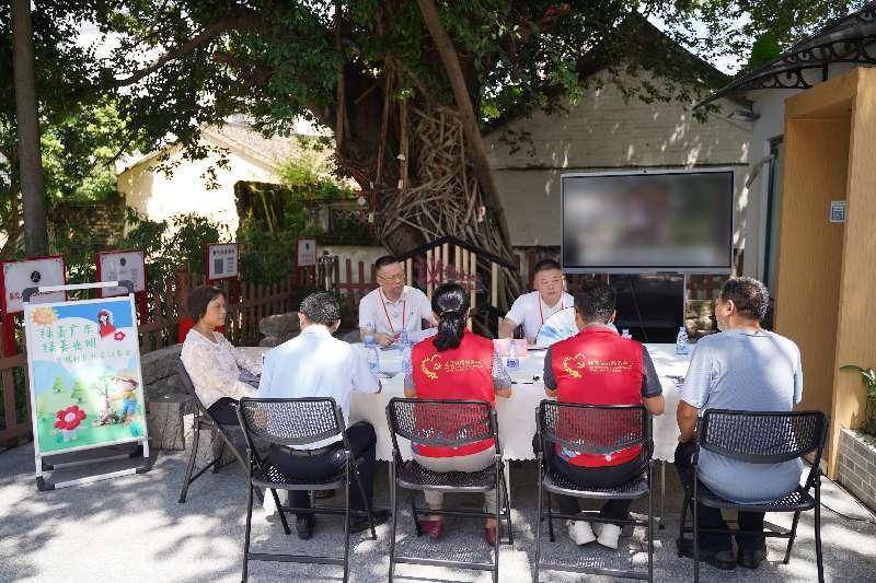 光明街道碧眼社区“朴树下的议事角”架起居民与人大代表的连心桥