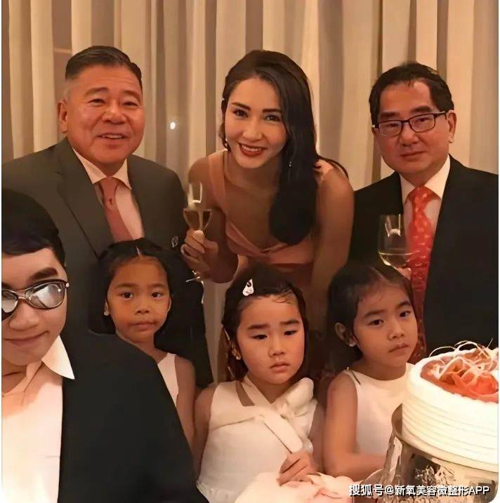 53岁黎姿与三个女儿同框，母女似姐妹！反衬得富豪老公像爷爷