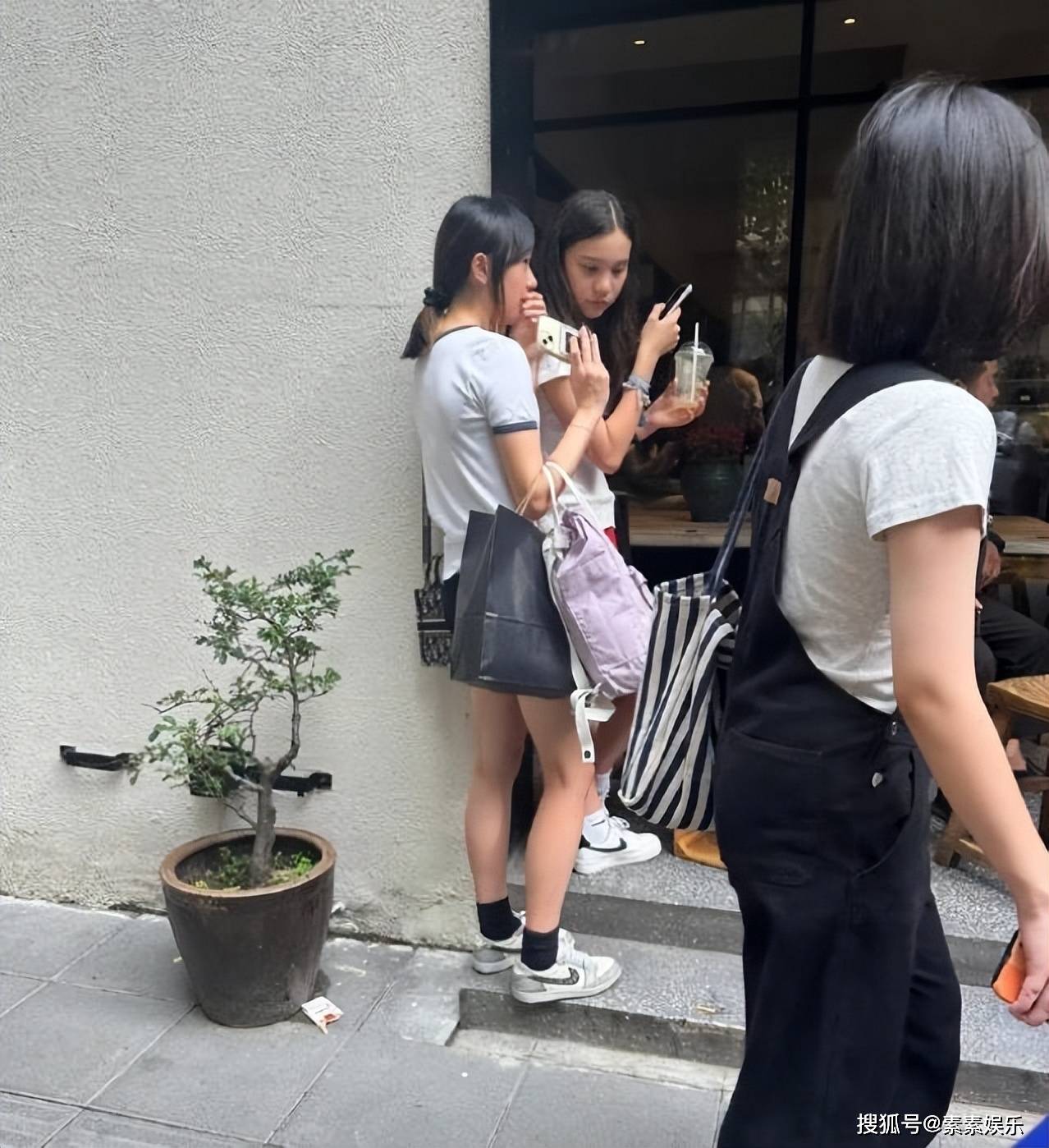 甜馨和吴尊女儿互夸，小姐妹互动，13岁的neinei高挑又漂亮