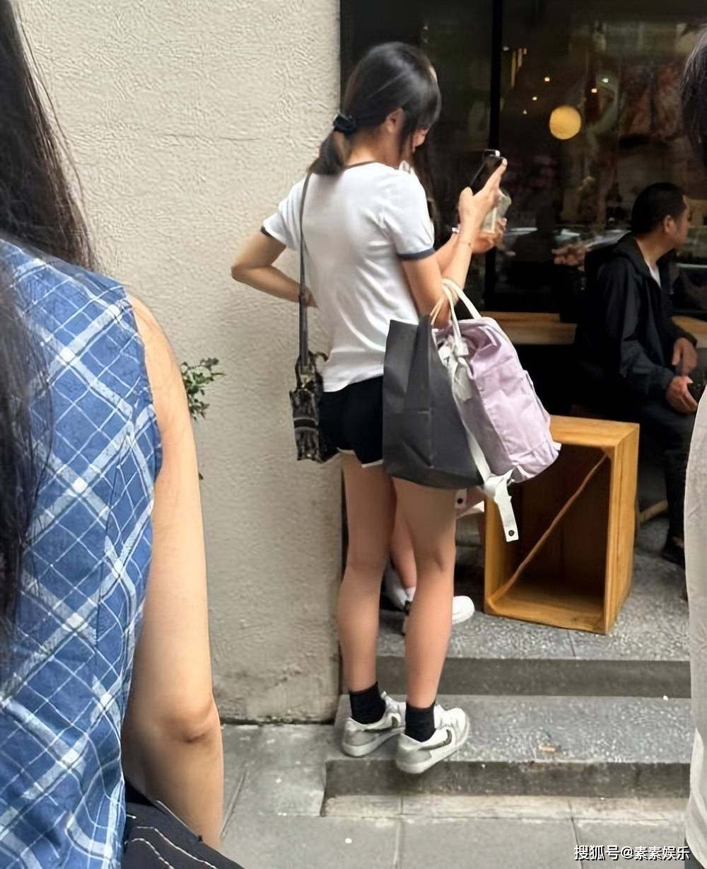 甜馨和吴尊女儿互夸，小姐妹互动，13岁的neinei高挑又漂亮