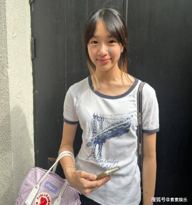 甜馨和吴尊女儿互夸，小姐妹互动，13岁的neinei高挑又漂亮