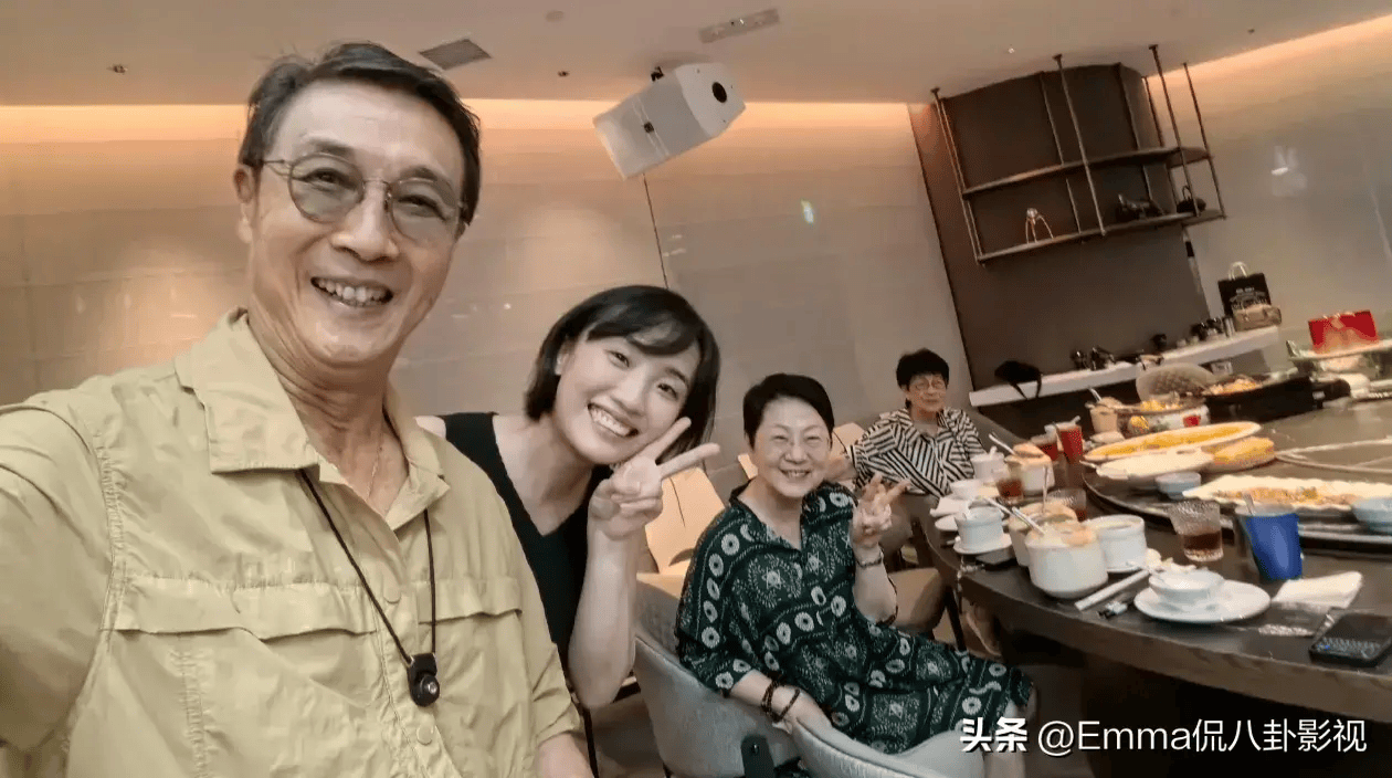 胡歌老婆首次公开出镜，黑色短发难挡清纯气质，情侣装最萌身高差