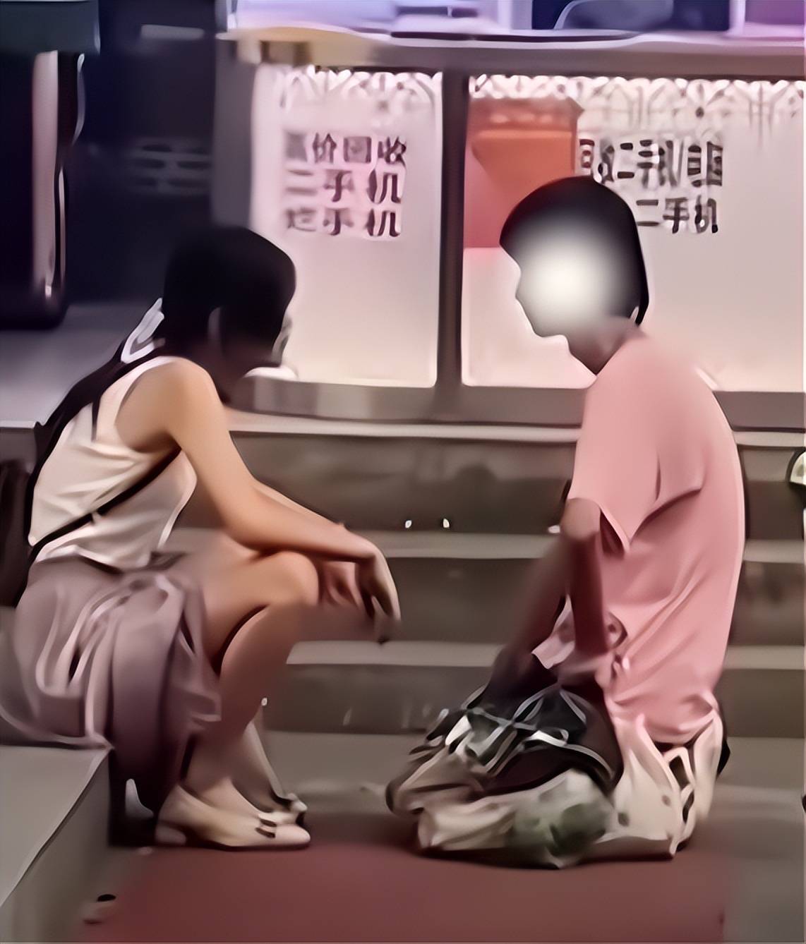 男子当街给女友下跪，苦苦挽留只为不分手，网友：这种男人不能嫁