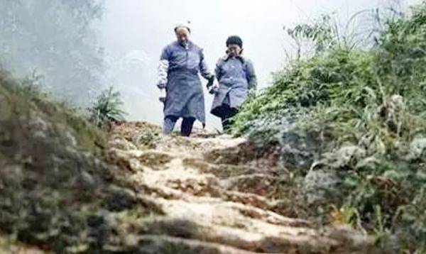 19岁小伙与29岁寡妇私奔，隐居深山50年，为爱凿出6208级爱情天梯